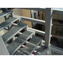 Ступени оцинкованные металлические из решетчатого настила Base, 800х240 ...